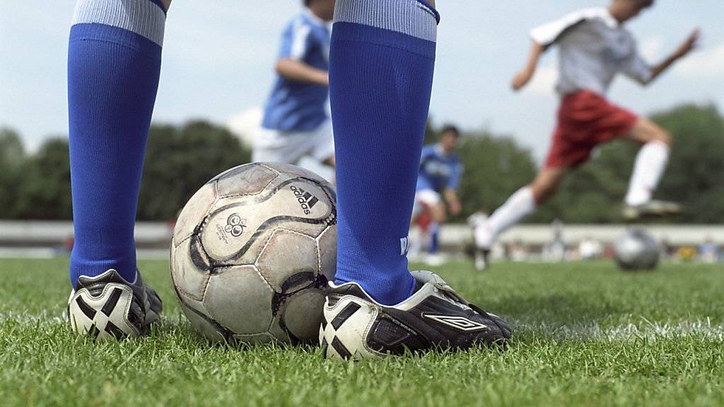 Die Tessiner Jugendfussballer dürfen am kommenden Wochenende nicht ihre Schuhe schnüren, da der Verband nach Gewalttaten gegen Schiedsrichter alle Partien abgesagt hat.