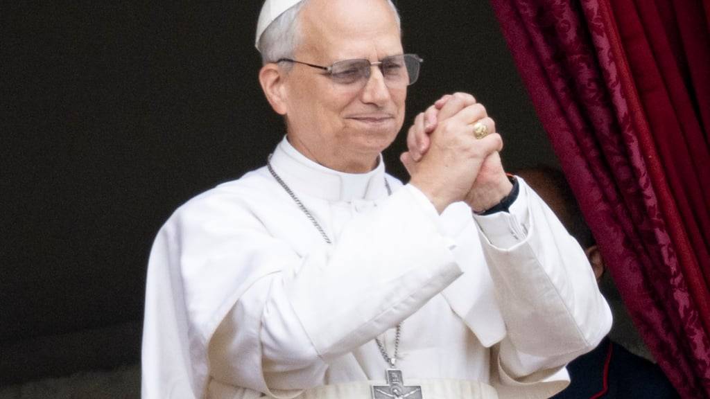 Papst Leo XIV. steht auf dem Mittelbalkon des Petersdoms bei seinem ersten Sonntagssegen. Foto: Marijan Murat/dpa