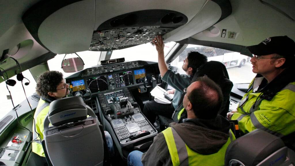 Techniker im Cockpit eines Boeing-787-Flugzeugs. (Archivbild)