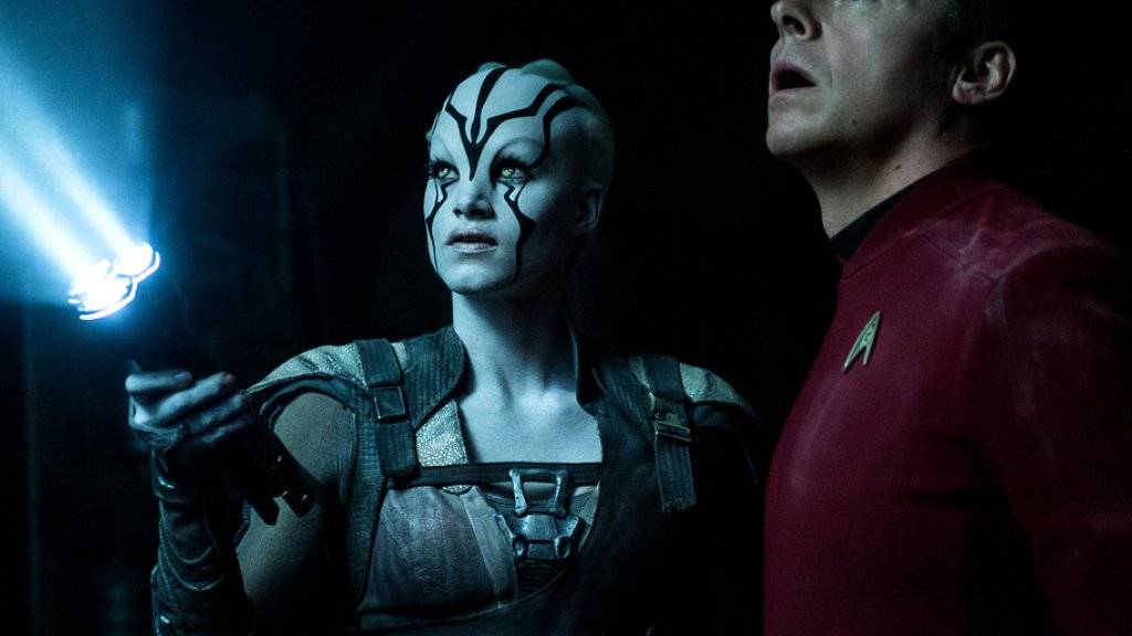 Sofia Boutella (l) spielt Jaylah und Simon Pegg spielt Scotty in «Star Trek Beyond». Der Film von Justin Lin setzte sich auf Anhieb an die Spitze der US-Kinocharts (Archiv)
