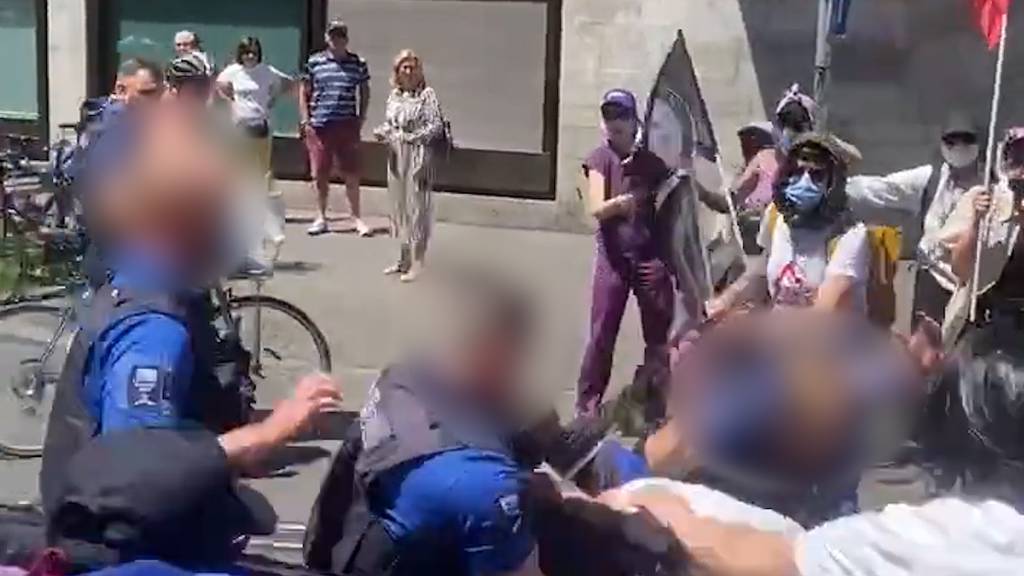 Zürcher Polizisten gehen auf Paradeplatz rabiat gegen Demonstrantinnen vor