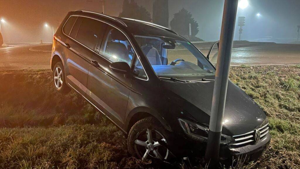 Der Betrunkene Autofahrer verlor im Kreisel die Herrschaft über sein Auto.