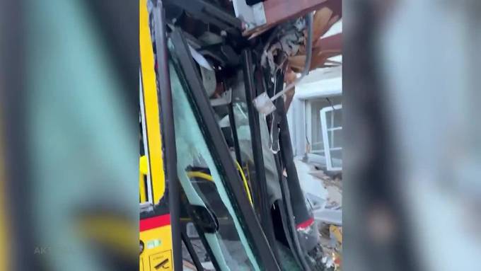 Schlimmeres verhindert: Passagier lenkt führerloses Postauto in Hausfassade