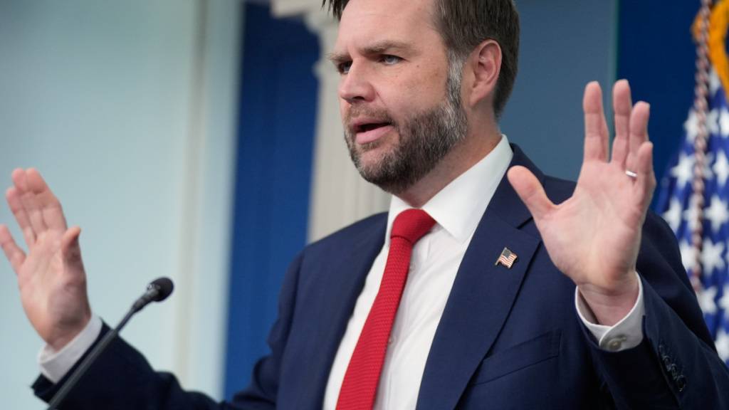 US-Vizepräsident JD Vance spricht in Washington im James S. Brady Press Briefing Room im Weißen Haus mit Reportern. Foto: Manuel Balce Ceneta/AP/dpa