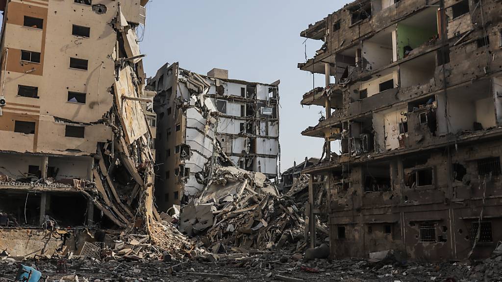 Gebäude liegen nach einem israelischen Angriff auf das Viertel Tel al-Hawa in Trümmern. Foto: Mohammad Abu Elsebah/dpa