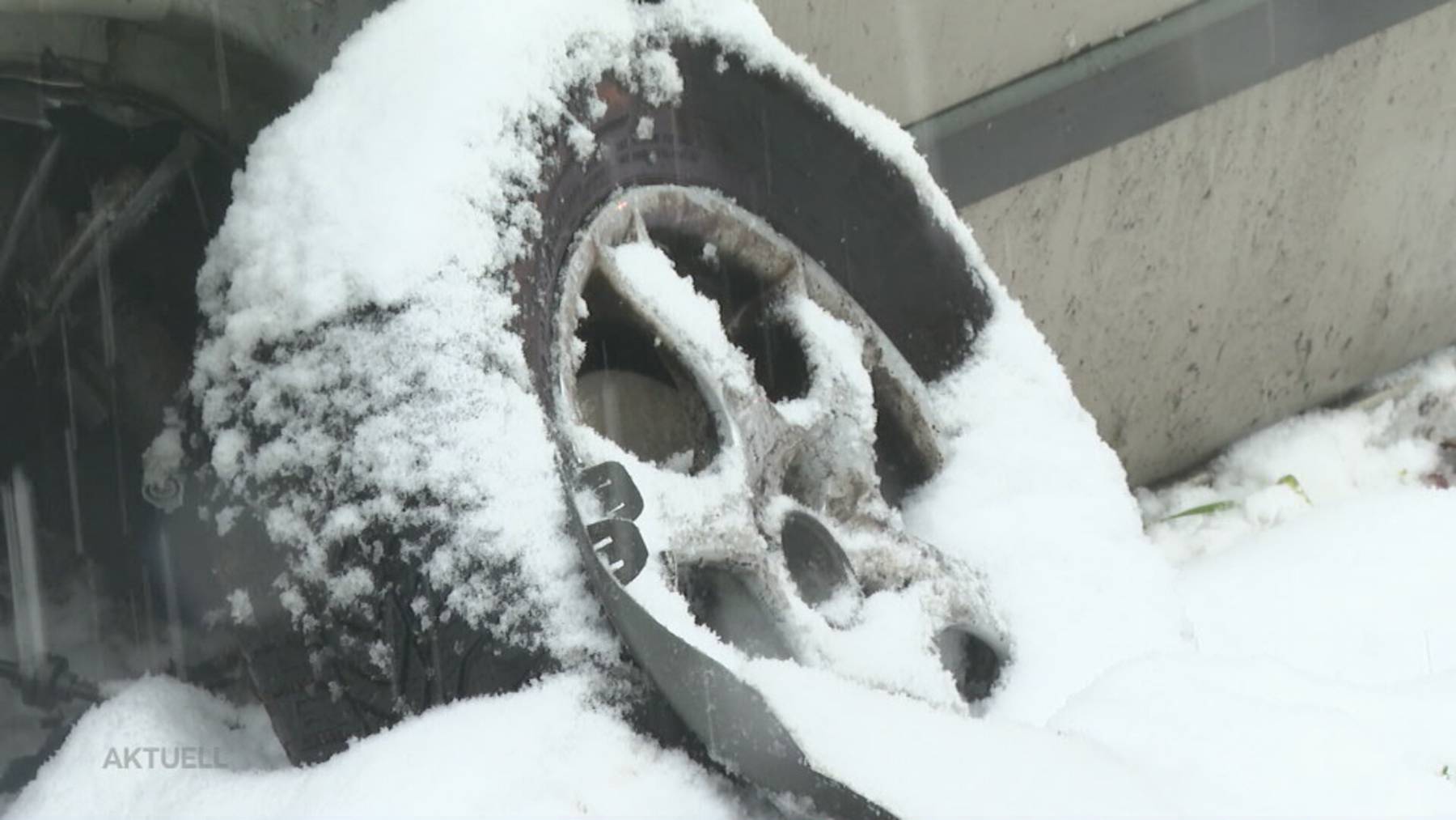 Thumb for ‹Riesen-Stress: Nach dem gestrigen Schnee wollen auch die letzten Autolenker ihre Sommerpneus wechseln›