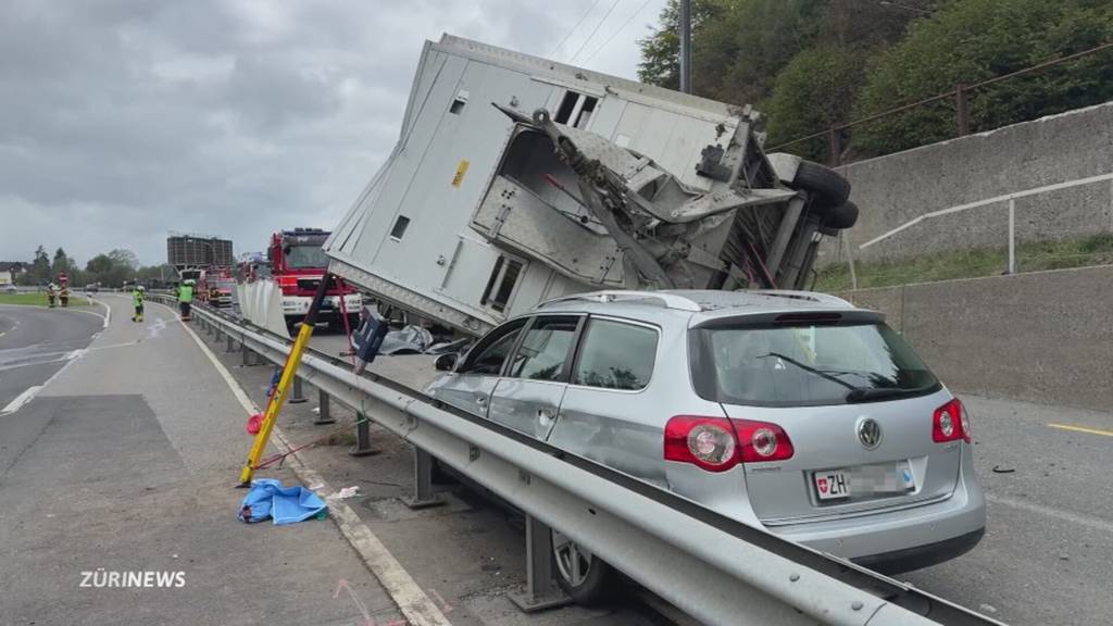Tieranhänger kippt in Biberbrugg auf Auto