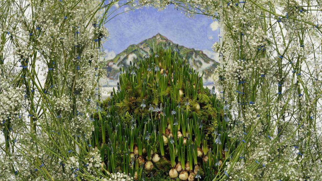 Verschmelzung von Bild und Blumen: Die florale Interpretation von Ferdinand Hodlers Werk «Der Niesen vom Heustrich aus».