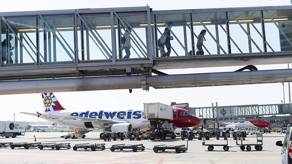 Der grösste Schweizer Flughafen hat im ersten Halbjahr wegen der Coronakrise erneut einen Mllionenverlust verbucht. (Archivbild)