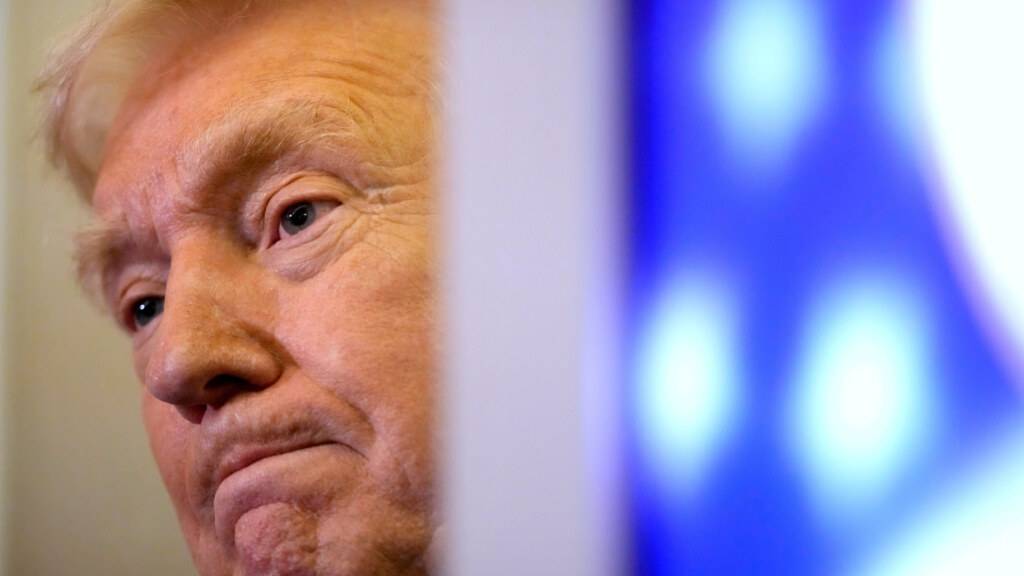 US-Präsident Donald Trump hört der Frage eines Reporters zu, während er an Bord der Air Force One von der Joint Base Andrews nach West Palm Beach fliegt. Foto: Mark Schiefelbein/AP/dpa