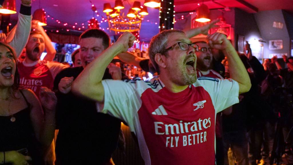 Grosser Jubel im Norden Londons: Fans von Arsenal feiern den ersten Meistertitel seit 2004