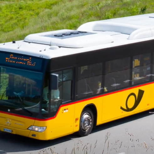 66-jähriger E-Bike Fahrer bei Unfall mit Postauto lebensbedrohlich verletzt