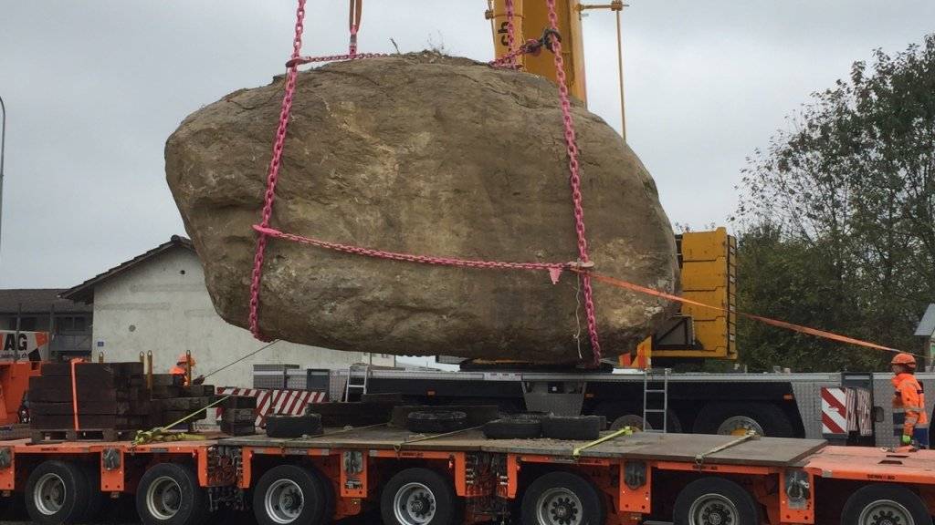 Für den Transport des 140 Tonnen schweren Gesteinsbrockens in Staffelbach AG waren Spezialfahrzeuge notwendig.