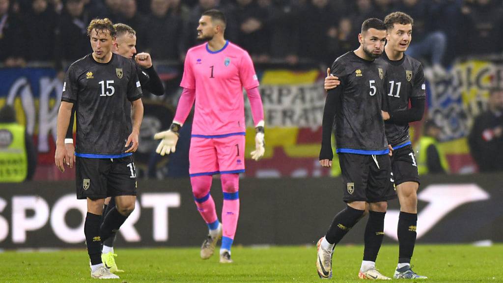 Die kosovarischen Spieler verlassen im Spiel gegen Rumänien in der Nachspielzeit den Platz - und verlieren dadurch nachträglich