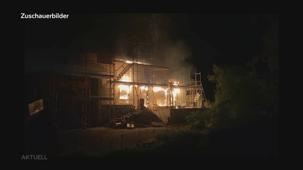 Grossbrand: In Reinach brennt ein Einfamilienhaus, welches im Umbau steht