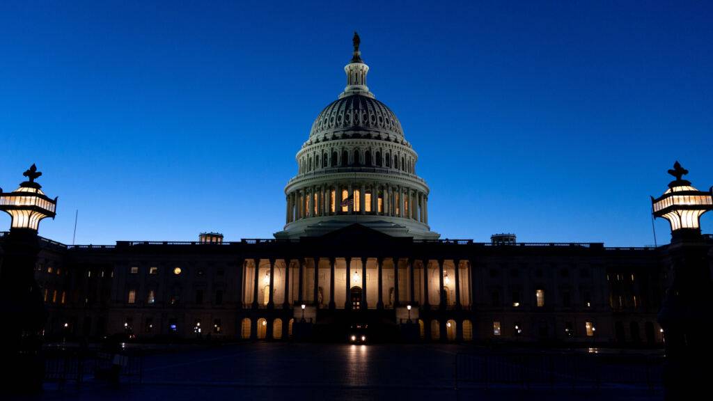 ARCHIV - Das US-Kapitol ist bei Sonnenuntergang zu sehen, einen Tag bevor das Repräsentantenhaus über einen Übergangshaushalt abstimmen soll. Foto: Jose Luis Magana/AP/dpa