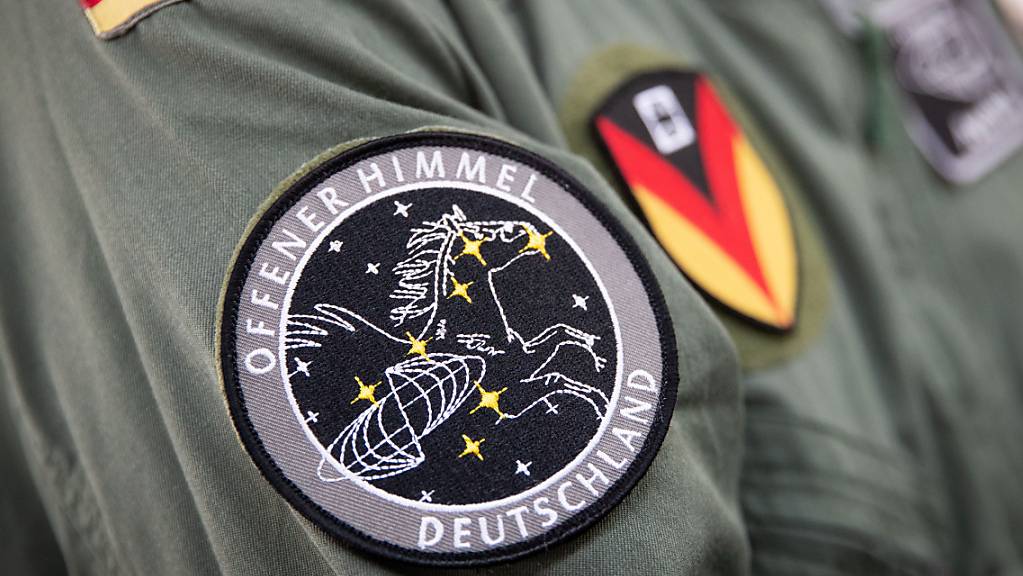ARCHIV - Das Abzeichen für die Mission «Offener Himmel» prangt am Arm eines Crew-Mitglieds des neuen A319-Missionsflugzeugs der Bundeswehr. Foto: Christian Charisius/dpa