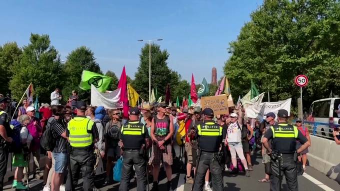 Protest auf Autobahn: Polizei nimmt 2400 Klima-Demonstranten fest