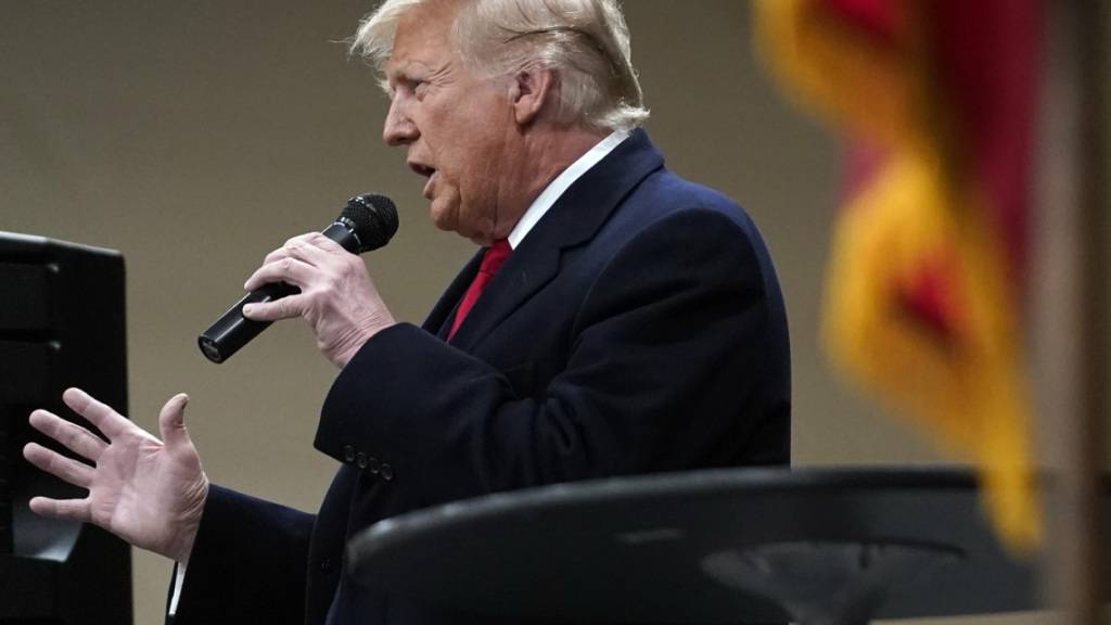 Donald Trump, ehemaliger Präsident der USA, spricht im Horizon Events Center bei einem Caucus-Treffen. Die Vorwahl der Republikaner im Bundesstaat Iowa hat am Montagabend (Ortszeit) offiziell begonnen und so das spannungsgeladene US-Wahljahr eingeläutet. Foto: Andrew Harnik/AP