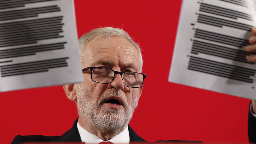Labour-Chef Corbyn präsentiert ein Verhandlungspapier über den angeblichen Verkauf der NHS.