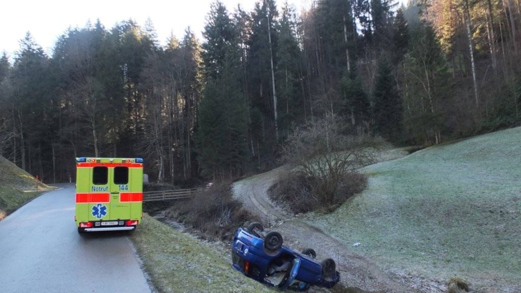 Glück im Unglück für zwei Rentner bei einem Autounfall im Kanton St. Gallen: Aus diesem Wrack konnten sie leicht verletzt geborgen werden.