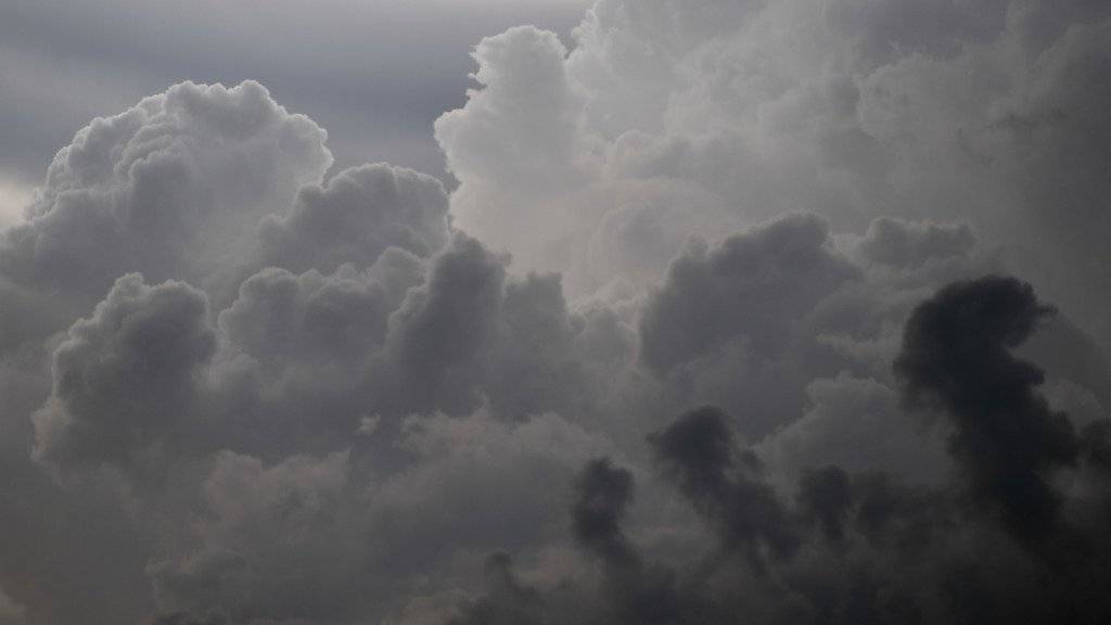 Dunkle Gewitterwolken türmen sich sich am Himmel zusammen, hier bei Thun.  (Themenbild)