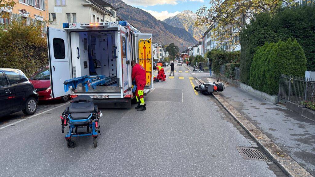 Eine Rollerfahrerin musste am Freitag nach einem Verkehrsunfall in Glarus ins Spital gebracht werden.