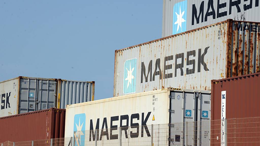 ARCHIV - Containerschiffe des Reedereiriesen Maersk werden nach mehreren Angriffen auf Handelsschiffe auf unbestimmte Zeit nicht mehr durch das Rote Meer fahren. Foto: Gioia Forster/dpa