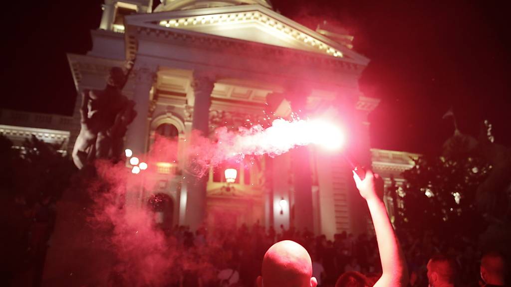 Proteste vor Parlament in Belgrad gehen weiter - Lage etwas ruhiger