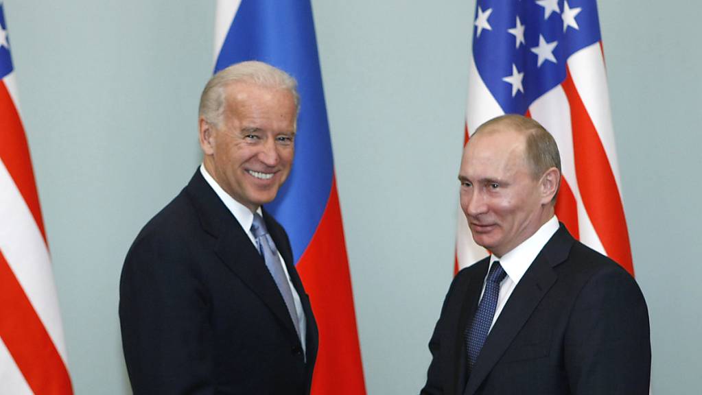 ARCHIV - Joe Biden (l), damaliger Vizepräsident der USA, gibt Wladimir Putin, Präsident von Russland, die Hand. Foto: Alexander Zemlianichenko/AP/dpa