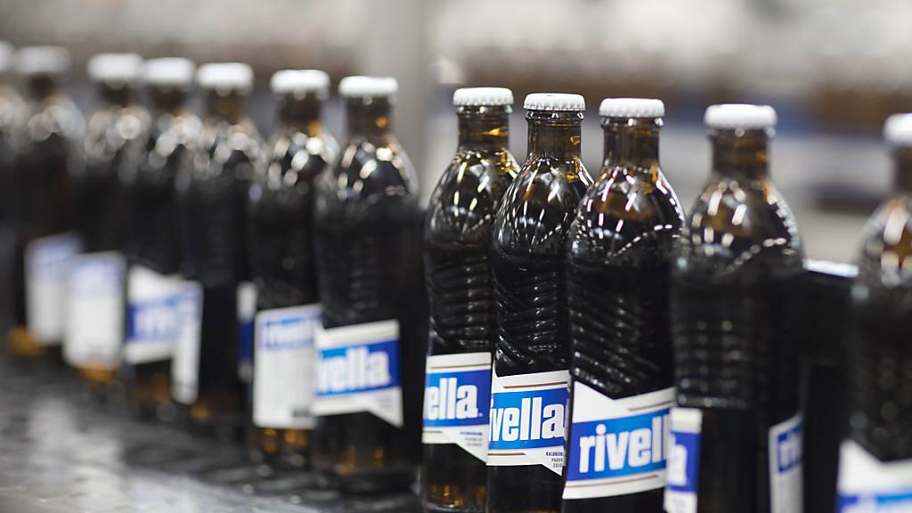 Der Getränkehersteller Rivella hat 2021 nach wie vor unter Einschränkungen in der Gastronomie und fehlenden Veranstaltungen gelitten. (Archivbild)