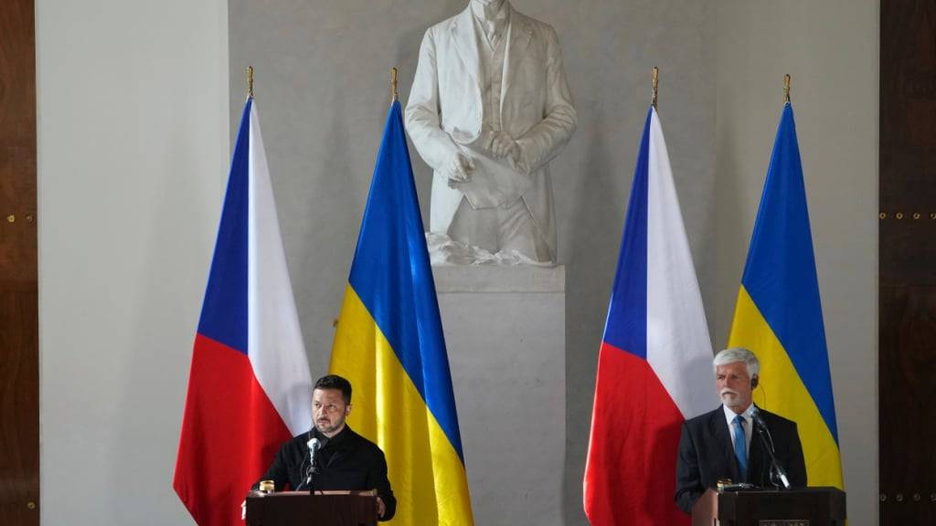 Der ukrainische Präsident Wolodymyr Selenskyj (l) und Tschechiens Präsident, Petr Pavel, sprechen während einer gemeinsamen Pressekonferenz auf der Prager Burg. Foto: Petr David Josek/AP/dpa