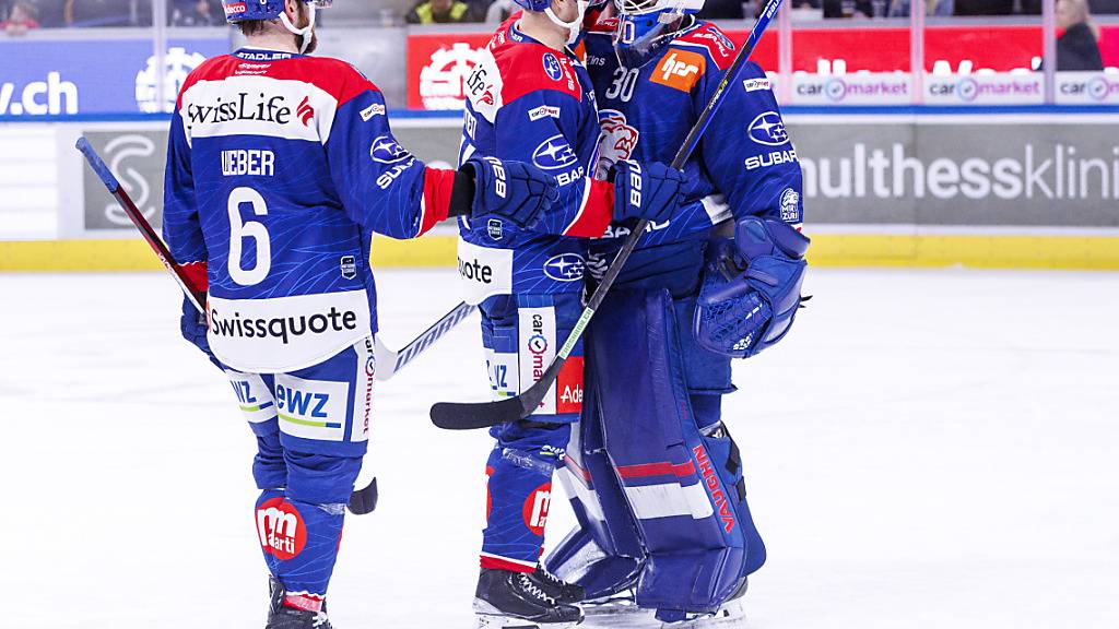 Die ZSC Lions jubeln und gratulieren ihrem Goalie Simon Hrubec zu einer tadellosen Leistung. Im Penaltyschiessen liess sich Hrubec nicht bezwingen