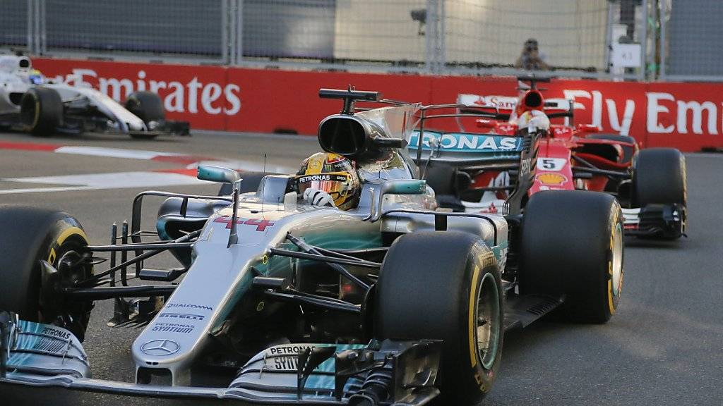 Lewis Hamilton (vorne) und Sebastian Vettel gerieten in Baku aneinander