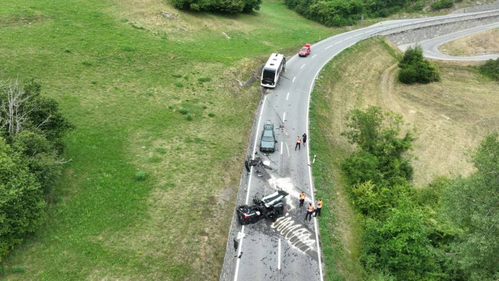 Einen der Verletzten mussten Helfer mit Brechwerkzeug aus seinem Auto befreien.