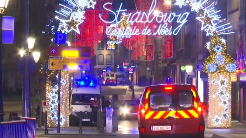 ARCHIV - Das Standbild aus einem Video zeigt Rettungswagen am Straßburger Weihnachtsmarkt. Foto: -/AP/dpa
