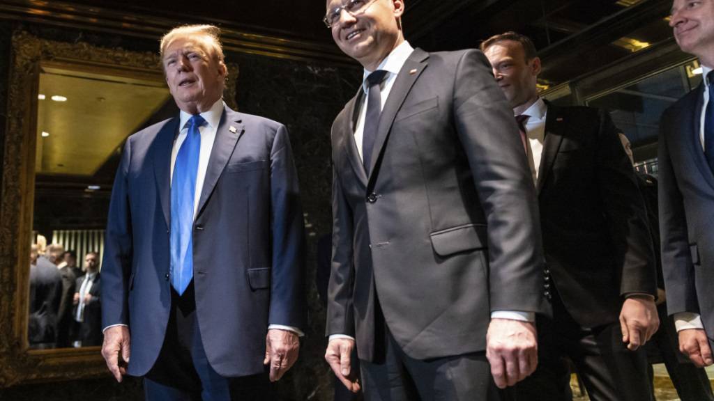 Der ehemalige US-Präsident Donald Trump trifft sich mit dem polnischen Präsidenten Andrzej Duda im Trump Tower in New York Foto: Stefan Jeremiah/AP/dpa