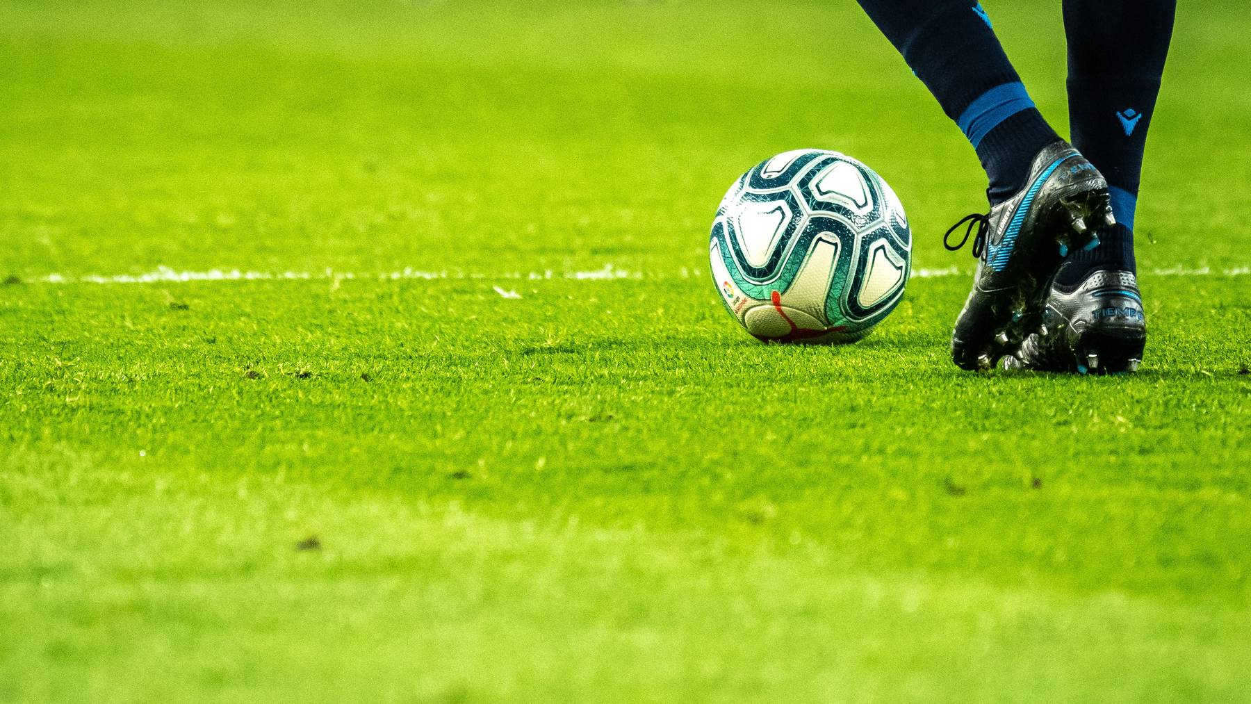 Fussball_Spieler_Rasen_Ball_unsplash