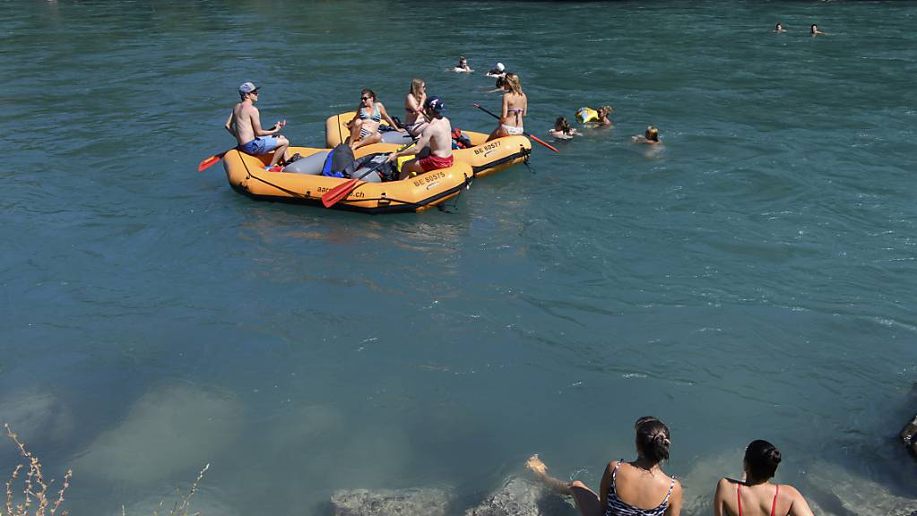 Die Kantonspolizei Bern weist darauf hin, dass es zurzeit aufgrund des hohen Wasserpegels gefährlich ist, sich zum Schwimmen oder mit einem Gummiboot in die Aare zu begeben. (Archivbild)