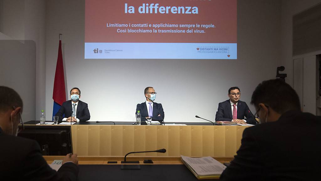 Die Tessiner Staatsräte Christian Vitta, Norman Gobbi und Raffaele De Rosa (von links) erklären die neuen Schutzmassnahmen an einer Medienkonferenz der Tessiner Regierung am Sonntag in Bellinzona.