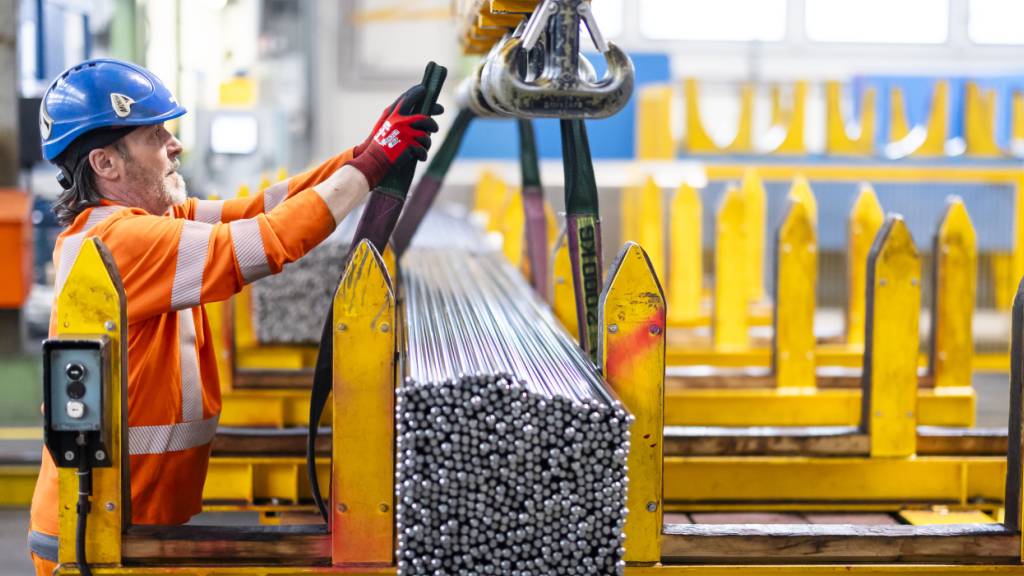 Arbeiter setzen Sackmesser zusammen in der Produktionsstaette der Victorinox in Ibach/SZ, aufgenommen am Dienstag, 27. September 2011. (KEYSTONE/Samuel Truempy)Buholzer)