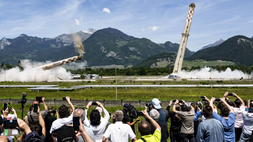 Mehrere hundert Schaulustige verfolgten den Einsturz der beiden letzten Schornsteine auf dem Gelände der ehemaligen Tamoil-Raffinerie in Collombey-Muraz im Unterwallis.