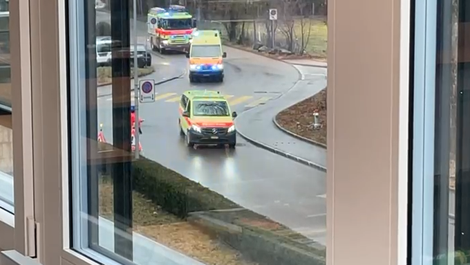 Feuerwehr rückt wegen unbekannter Substanz nach Urdorf aus
