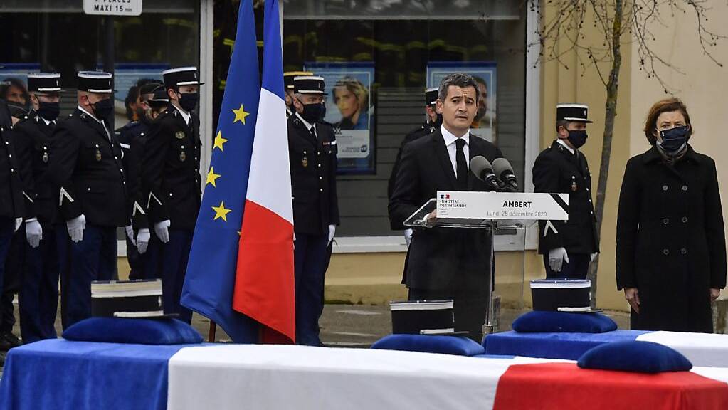 Gerald Darmanin (3.v.r), Innenminister von Frankreich, steht neben Florence Parly (r), Verteidigungsministerin von Frankreich und hält während der Gedenkfeier für drei getötete französische Polizisten eine Rede. Foto: Philippe Desmazes/POOL/dpa