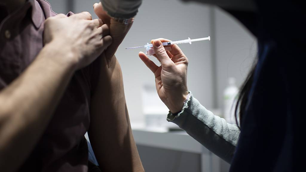 Impfwoche im Kanton St. Gallen: Ein Mann erhält eine Spritze gegen Covid-19 in einer Pop-Up-Impfstelle in Altstätten.