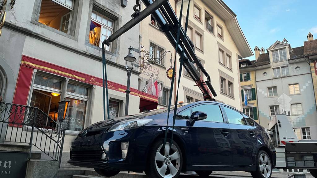 Ein Auto steckte auf der Rathaustreppe in Luzern fest.