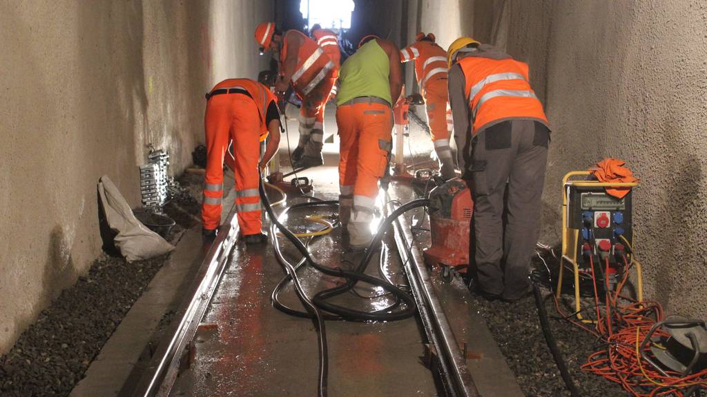 Gleisbauspezialisten verlegen die Gleise im Mühleggtunnel. (Bild: Angela Müller/FM1Today)