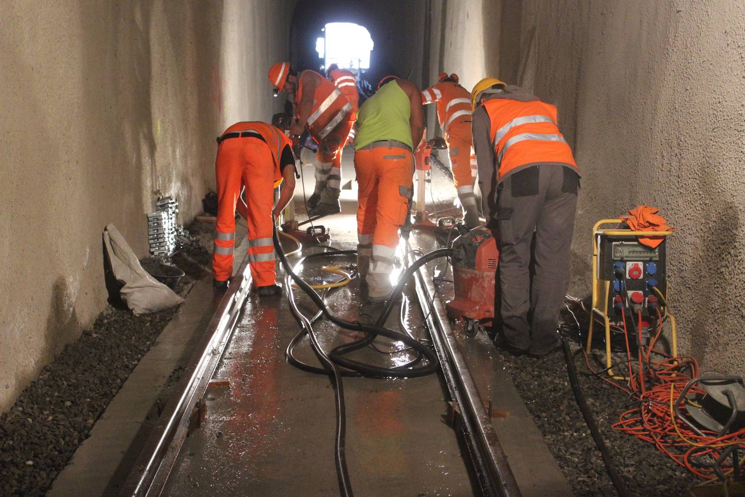 Gleisbauspezialisten verlegen die Gleise im Mühleggtunnel. (Bild: Angela Müller/FM1Today)