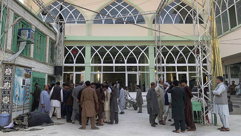 Menschen stehen in einer Moschee nach einer Explosion. Laut Mitteilung der staatlichen Nachrichtenagentur Bachtar am Freitag sind bei einer Serie von Selbstmordanschlägen auf eine schiitische Moschee in der südafghanischen Stadt Kandahar mindestens 32 Menschen getötet worden.