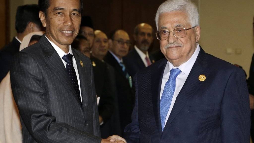 Palästinenser-Präsident Mahmud Abbas (rechts) schüttelt seinem indonesischen Amtskollegen Joko Widodo am OIC-Gipfel in Jakarta die Hand.